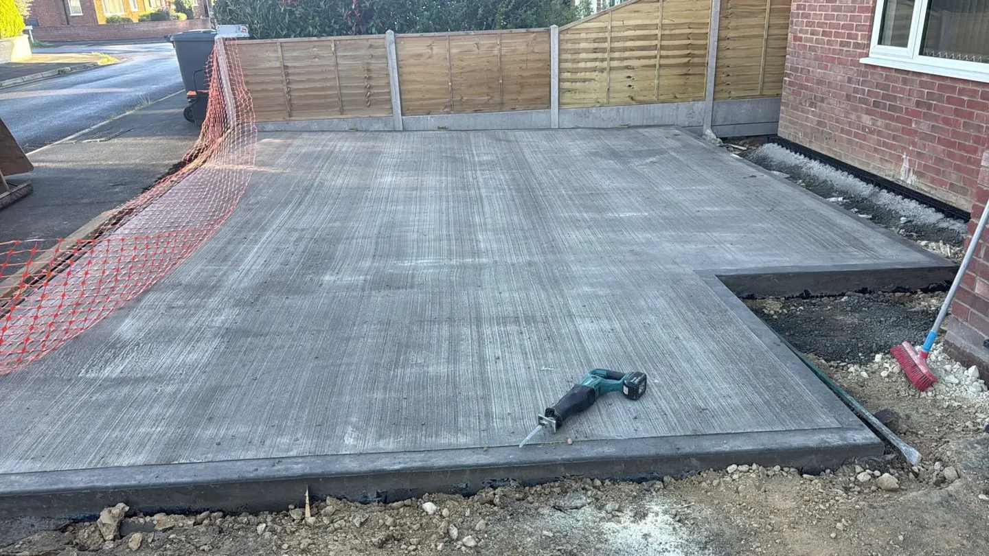 Brushed concrete driveway surface with a smooth edge in Lincoln