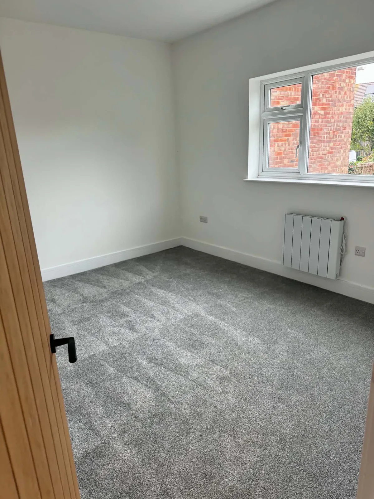 Refurbished room with grey carpet and white walls in Bassingham